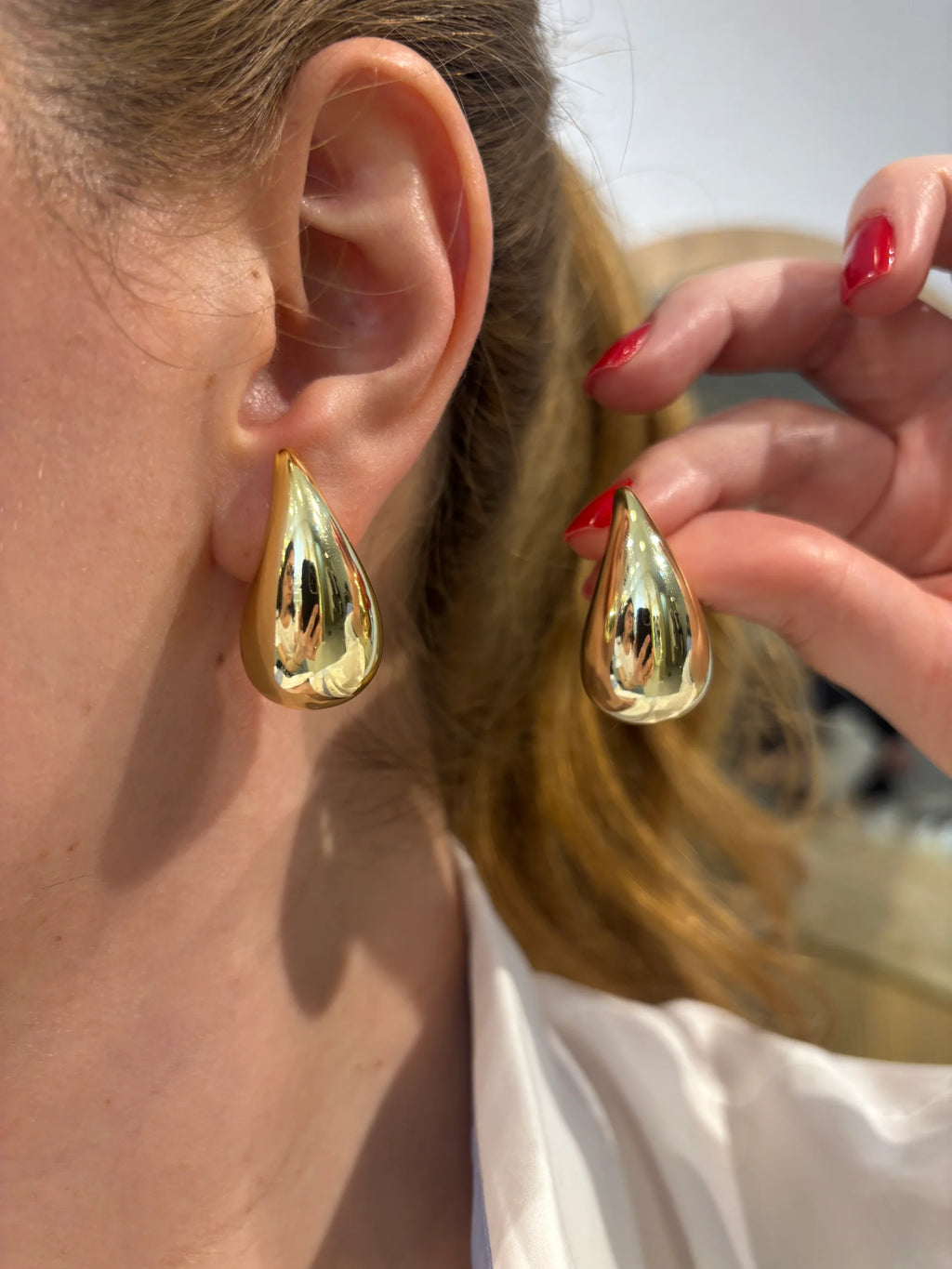 14K Altın Rengi Su Damlası Küpe – Minimal Hafif Günlük Kadın Takı