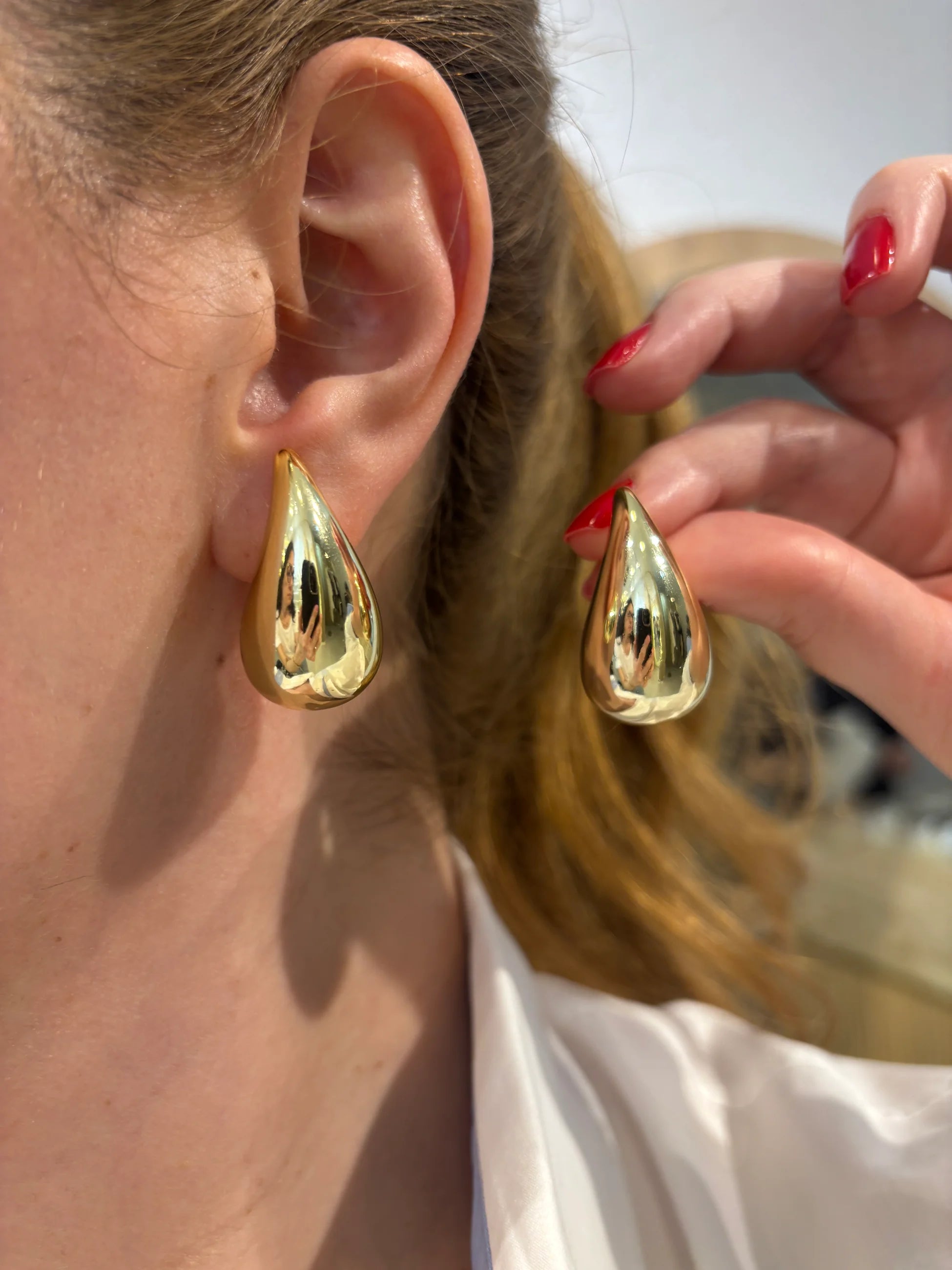 14K Altın Rengi Su Damlası Küpe – Minimal Hafif Günlük Kadın Takı
